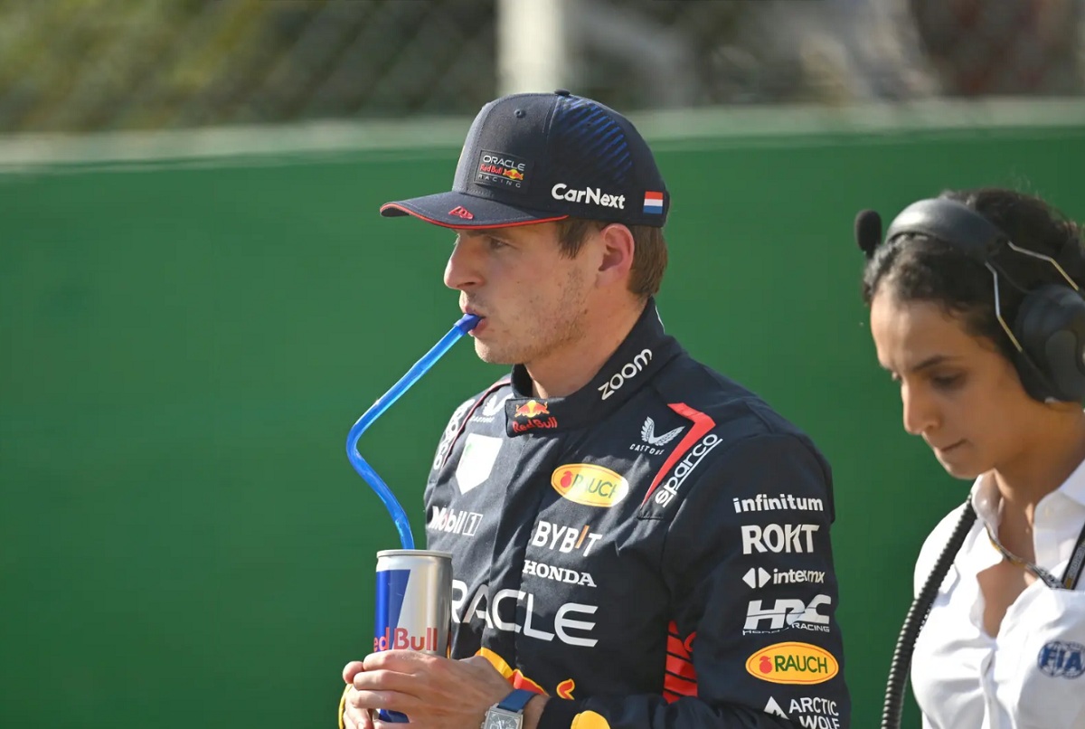 Verstappen en parque cerrado camino a la conferencia de prensa. (Simon Galloway)