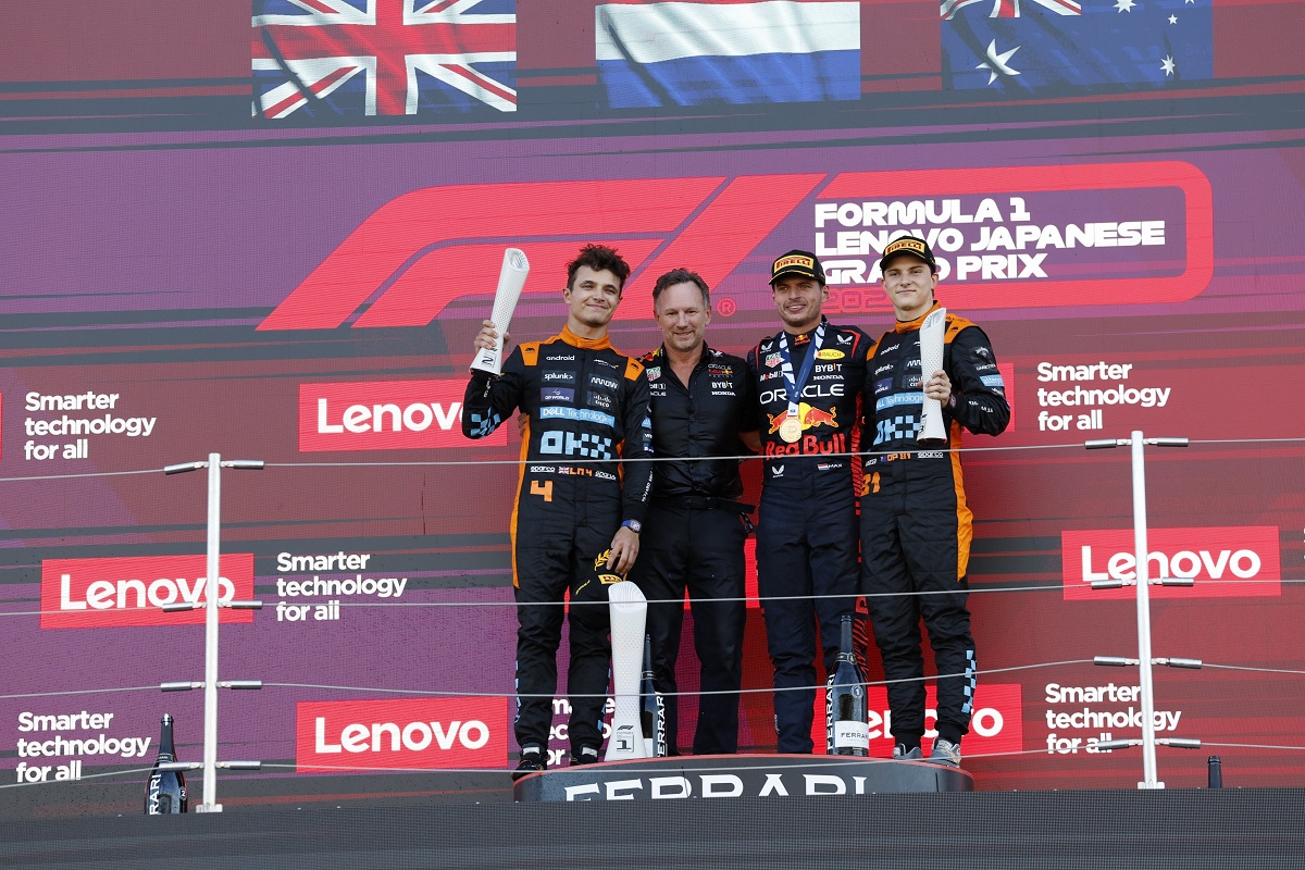 Horner junto a Norris, Verstappen y Piastri en el podio de Suzuka. (FIA)