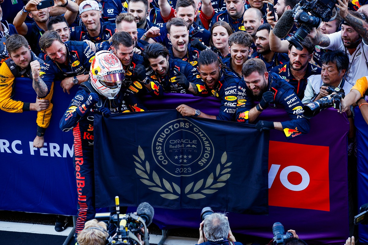 Verstappen, junto al equipo, festeja en Suzuka el sexto título de constructores para Red Bull. (FIA) 