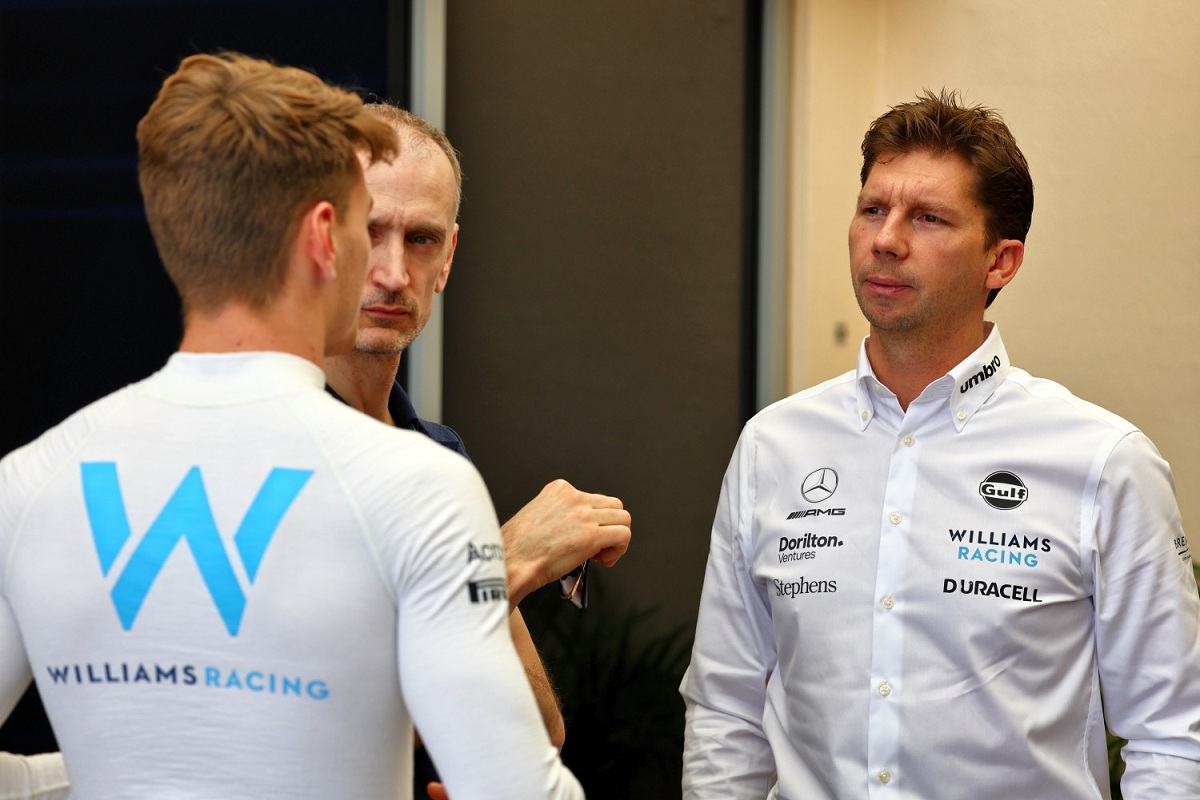 Vowles conversa con Sargeant en Bahrein antes de su debut en F1. (Williams Racing)