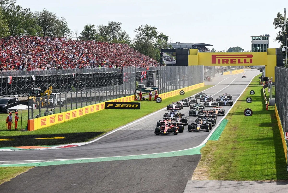 Sainz gana el interno en la largada dejando sin margen de acción a Verstappen. (Simon Galloway)