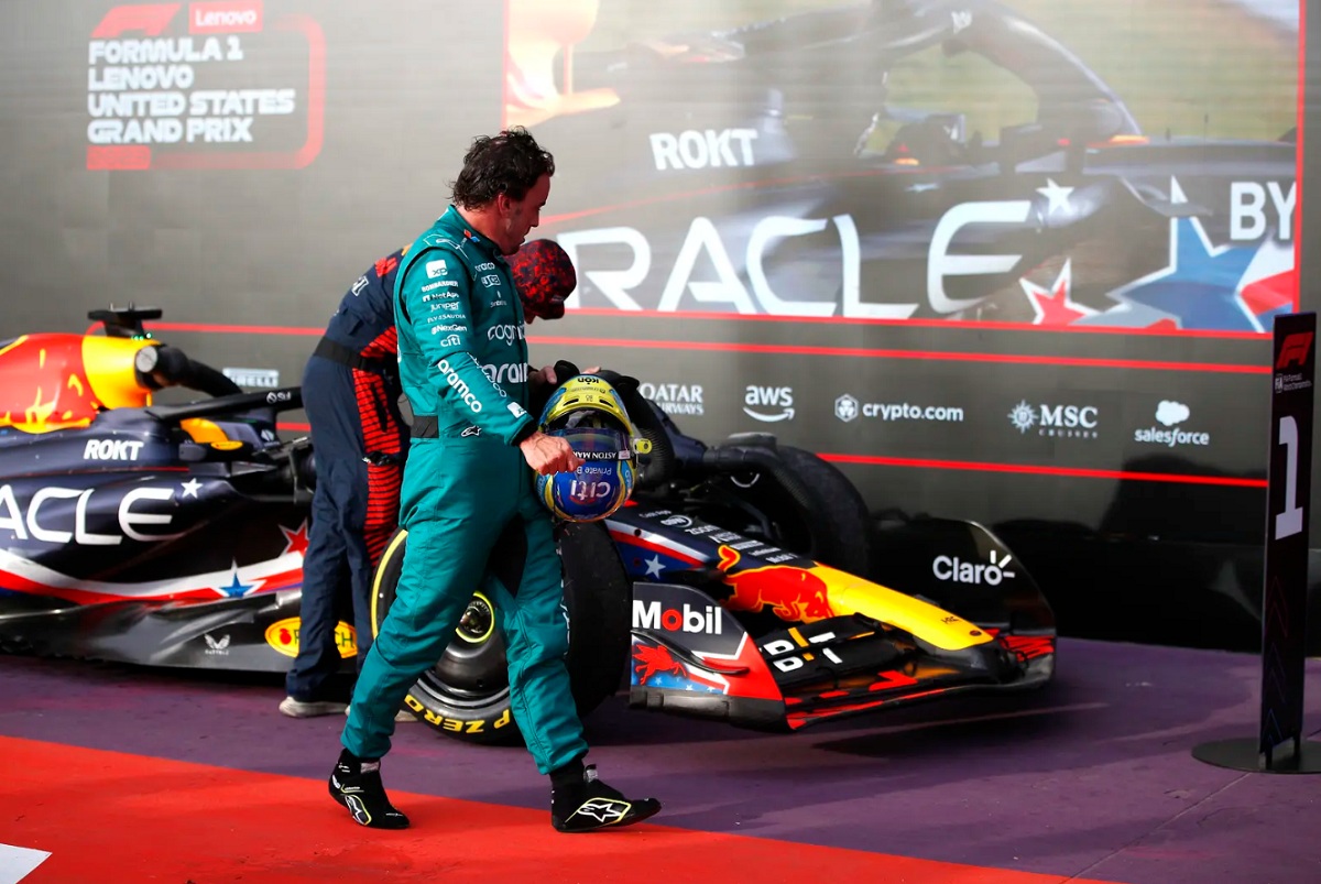 Alonso observa el coche de Verstappen en parqe cerrado. (Zak Mauger)