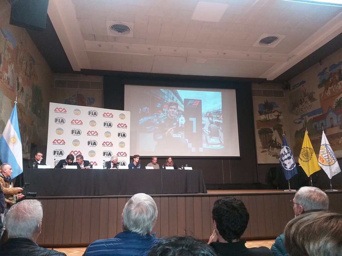 Colapinto habla durante la conferencia de prensa en la sede central del ACA. (Luis Delgado)