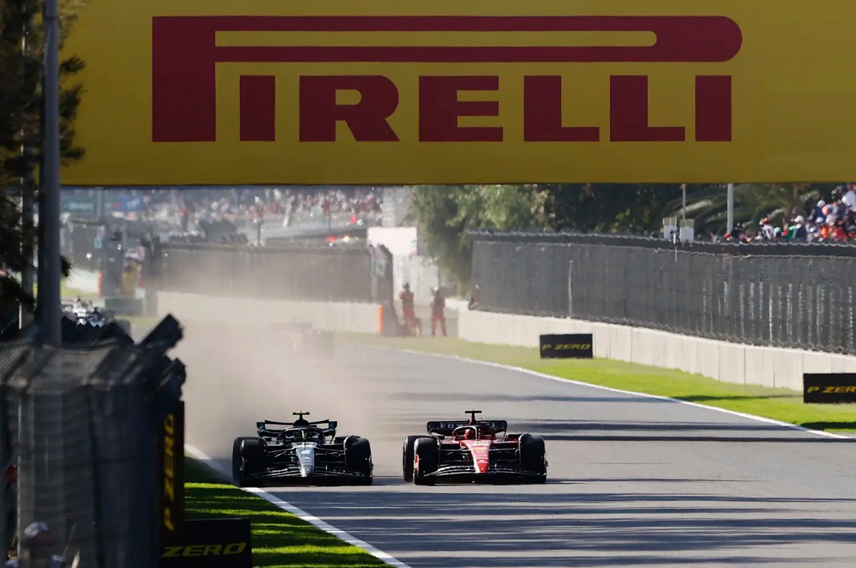 Hamilton, arriesgando por el interno, supera a Leclerc en la recta. (Andy Hone)