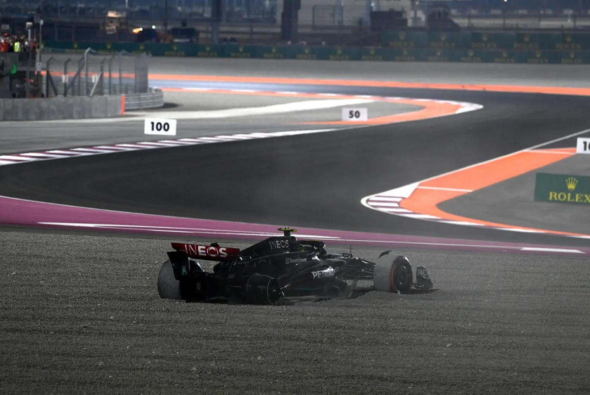 Hamilton en la grava luego del incidente con Russell. (Mark Sutton)