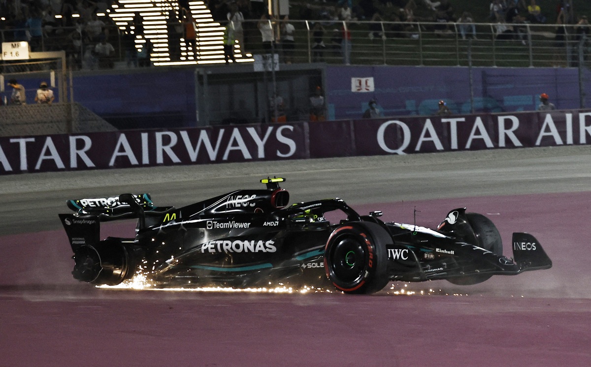Hamilton en la grava luego del toque con Russell. (REUTERS / Hamad I Mohammed)
