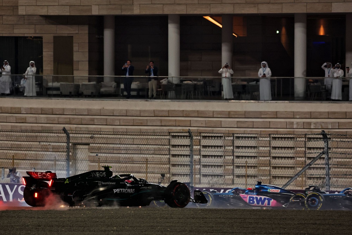 Hamilton perdió la llanta trasera derecha por el toque con Russell. (XPB Images)