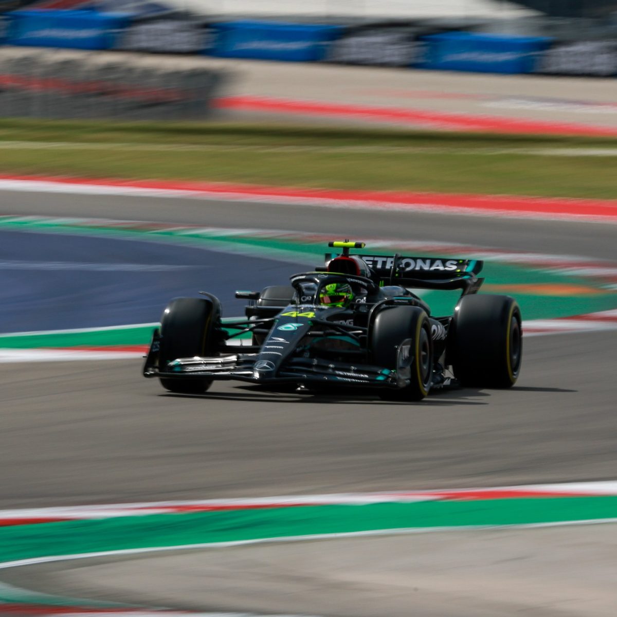 Hamilton elogia el ritmo de Mercedes en EE.UU.: “Feliz de estar más cerca de Verstappen”