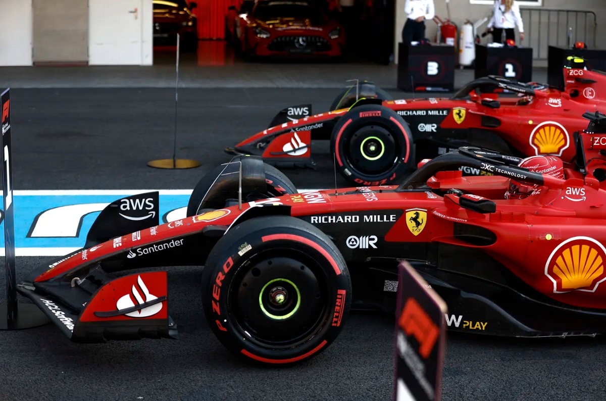 Leclerc y Sainz arriban a parque cerrado tras la inesperada definción de la qualy. (Zak Mauger)