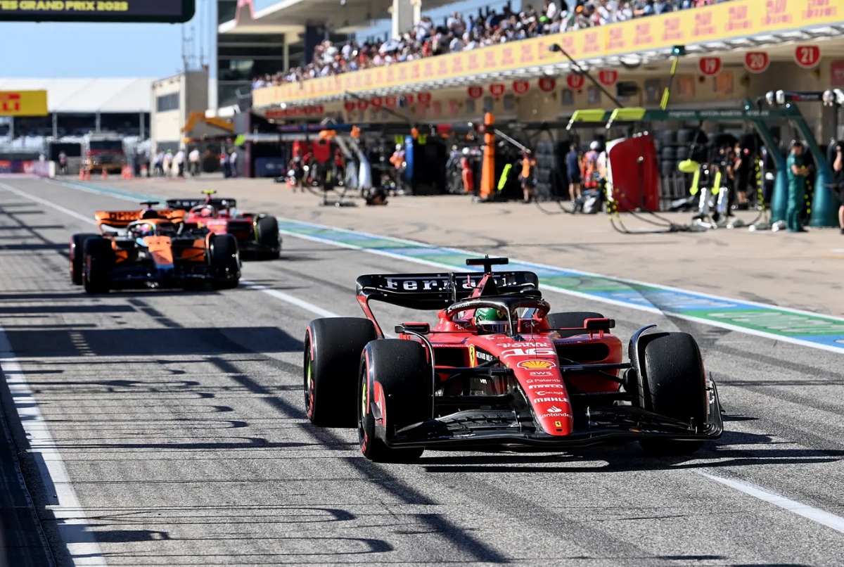 Leclerc en calle de boxes. (Mark Sutton)