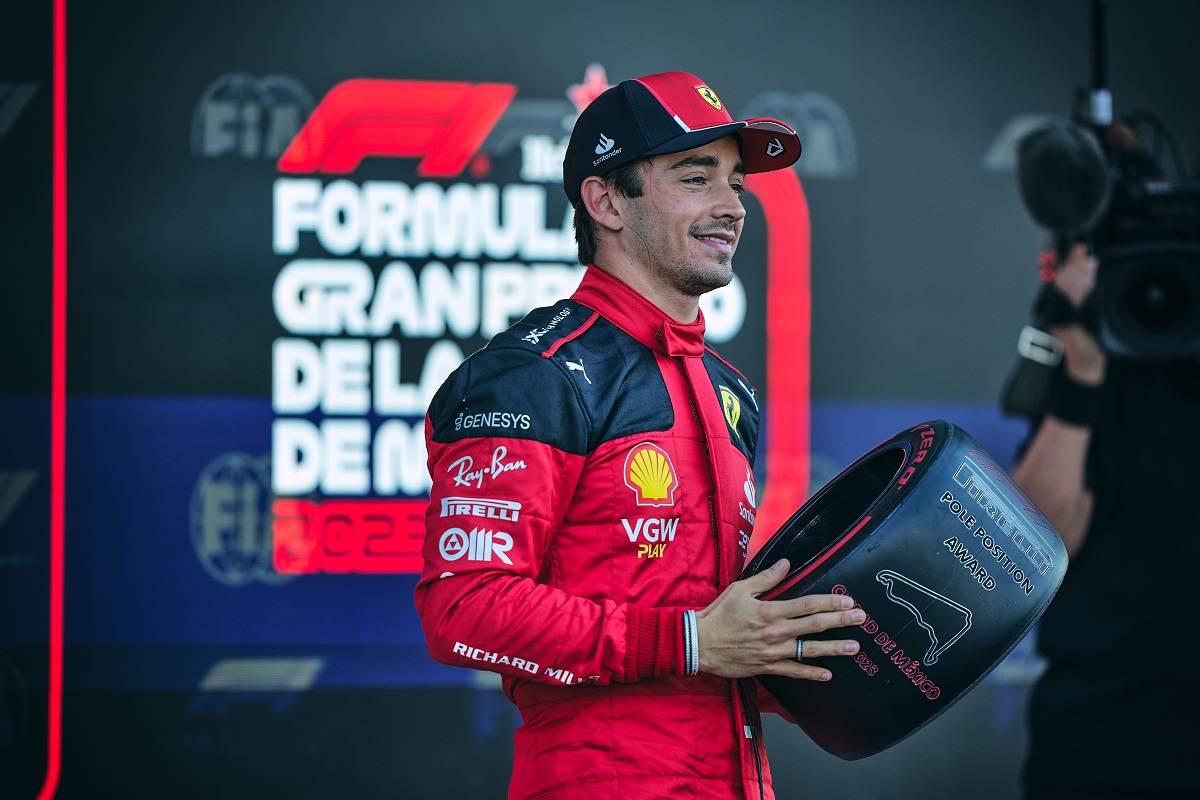 Leclerc con el neumático del poleman en sus manos. (Ferrari Media Centre)