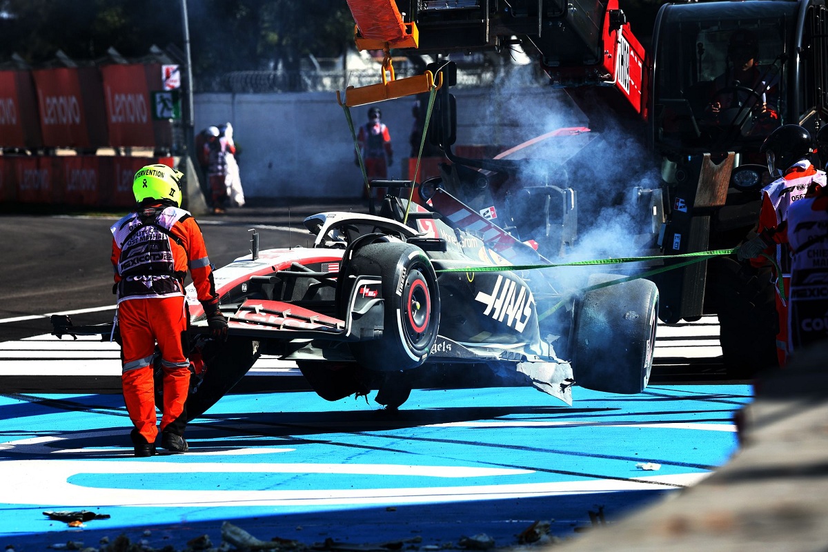 Los comisarios retiran el Haas de Magnussen, el calor podría haber originado una falla en la suspensión trasera. (XPB Images)
