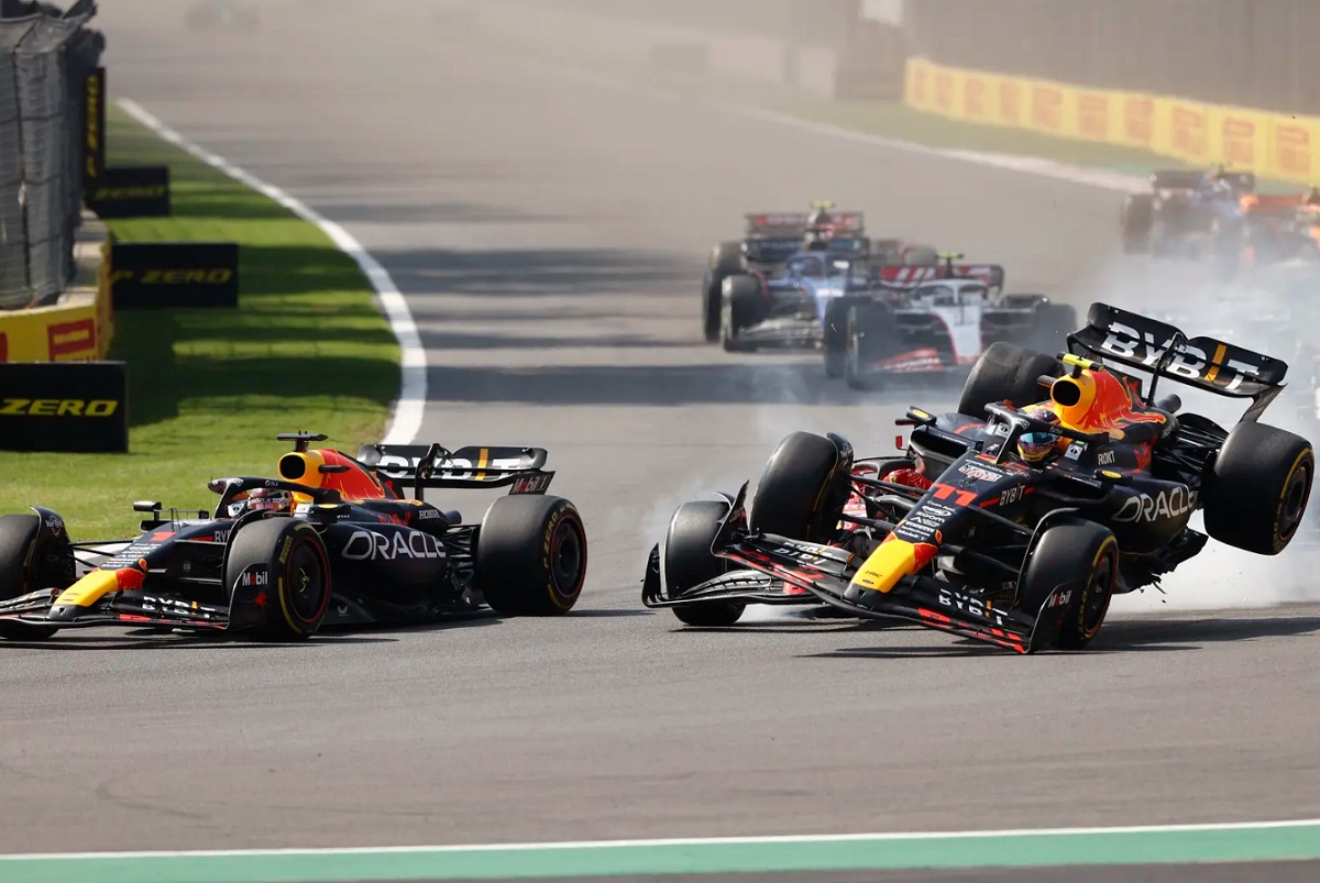 El Red Bull de Pérez salta luego del contacto con Leclerc en la primera curva. (Andy Hone)