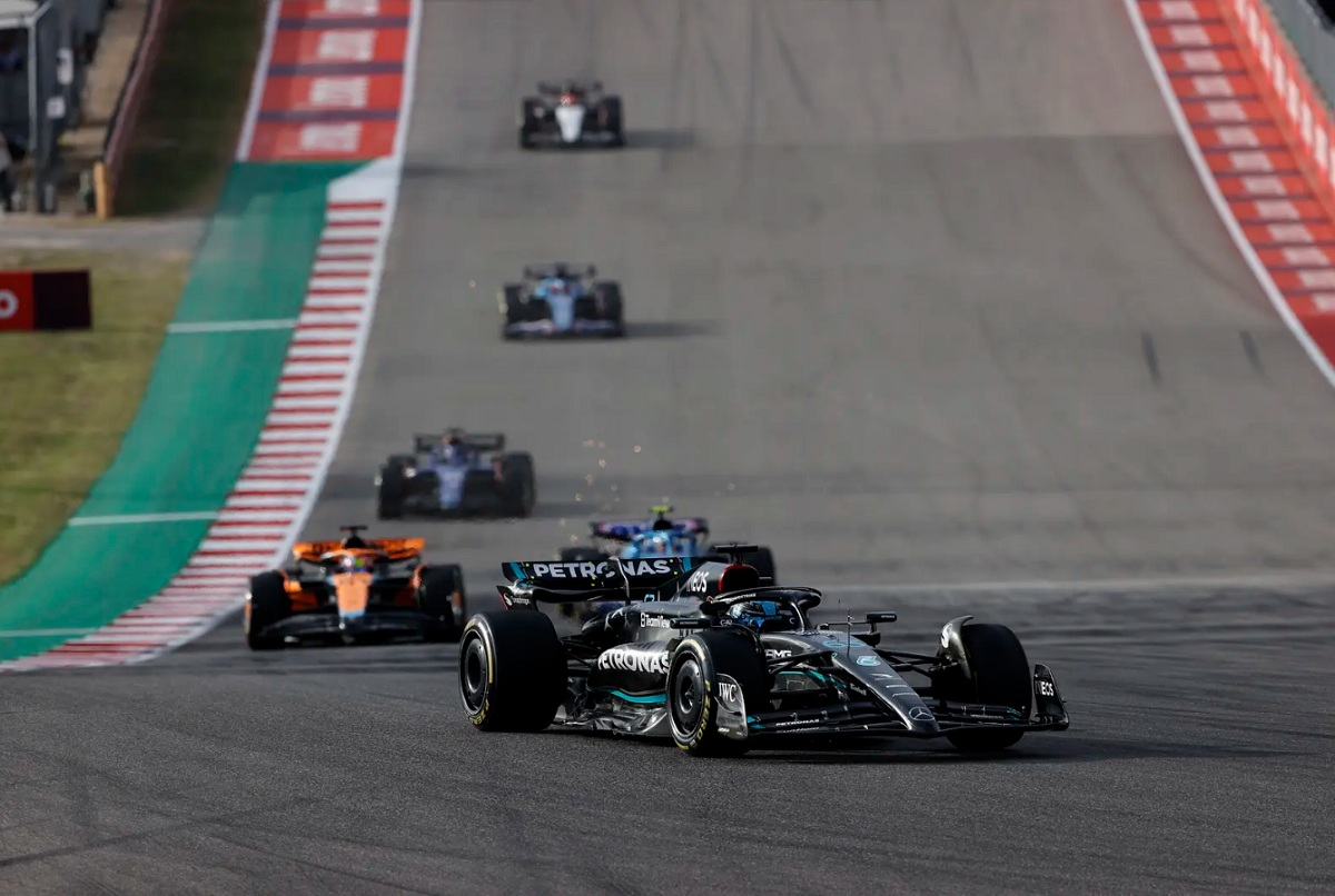 Russell fue penalizado con cinco segundos por no devolver posición. (Andy Hone)