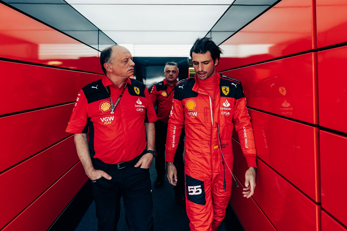 Vasseur habla con Sainz antes de la Qualy, el español clasificó segundo. (Scuderia Ferrari Press Office)