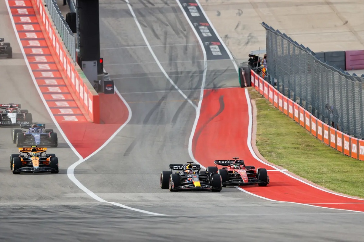 Verstappen cierra la cuerda para evitar el rebase de Leclerc. (Andy Hone)