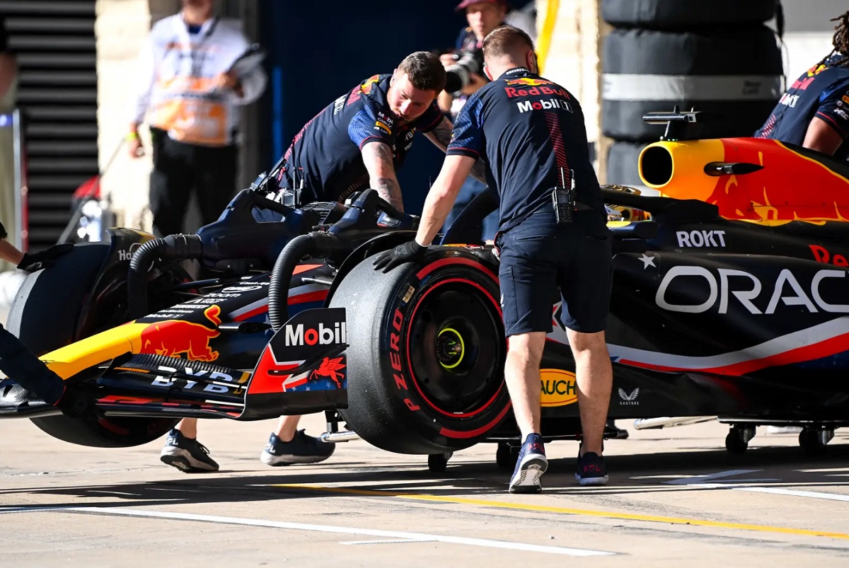 Verstappen ingresa a boxes para cambiar cubiertas en Q3. (Mark Sutton)