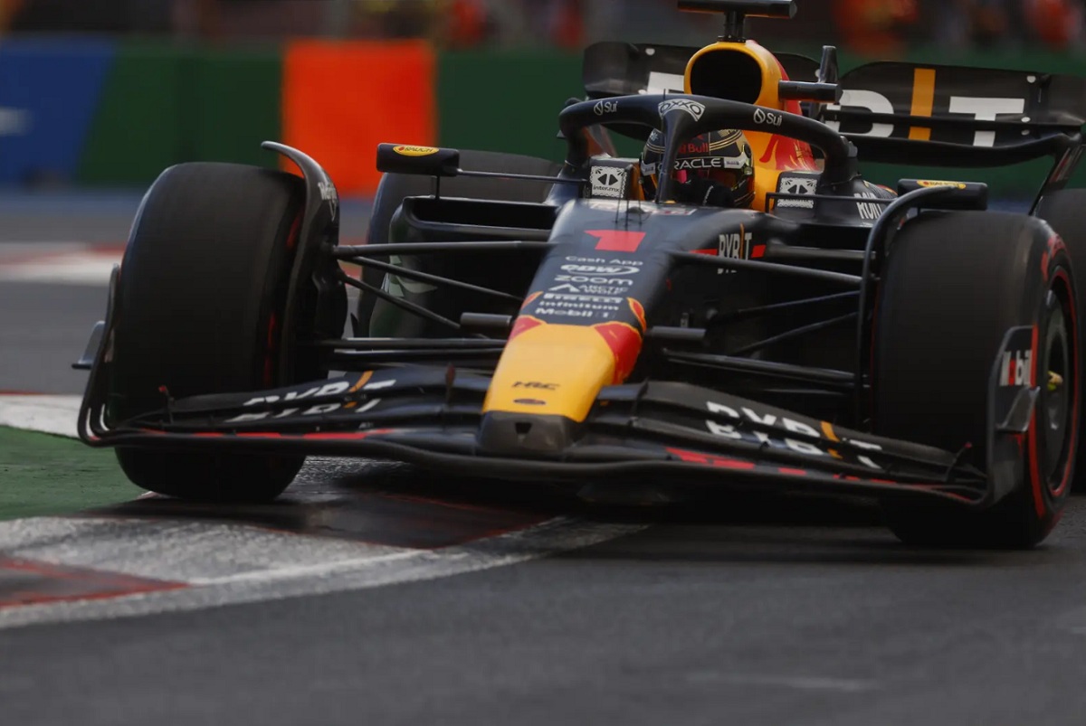Verstappen durante los entrenamientos del viernes. (Steven Tee)