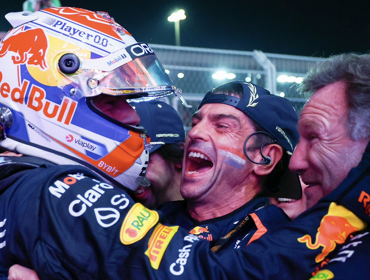 El abrazo con parte de su equipo en el parque cerrado. (Red Bull Content Pool)