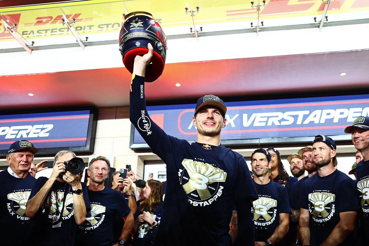 Verstappen en el box alzando el casco conmemorativo que lucirá en el Gran Premio. (Red Bull Content Pool)