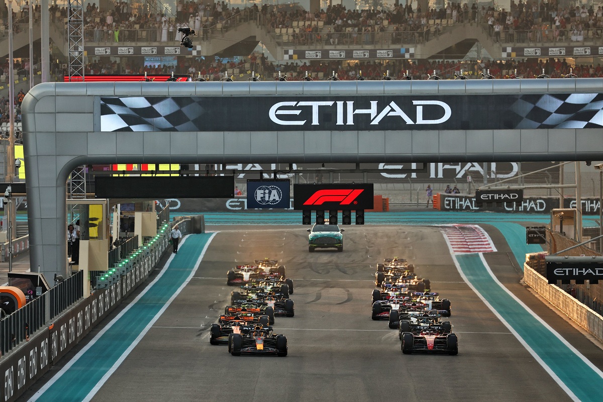 Verstappen y Leclerc pican en punta ganando la delantera el Red Bull. (XPB Images)