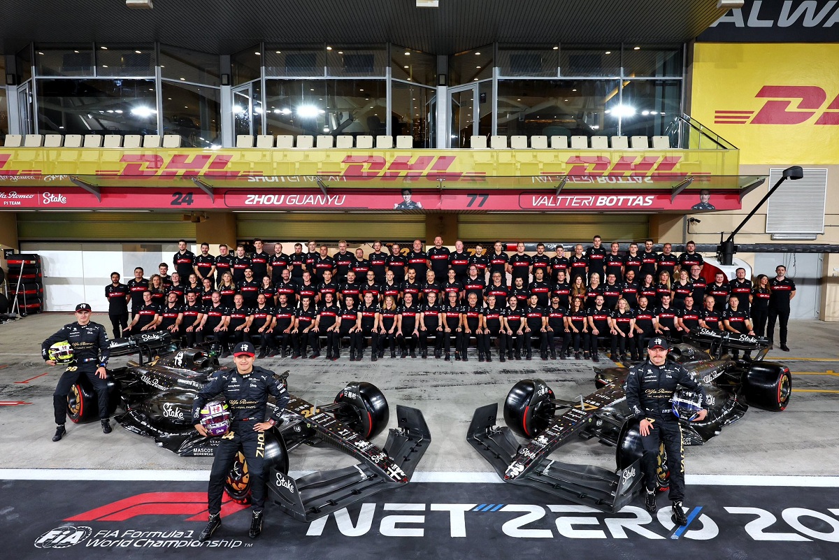 La última foto grupal del equipo Alfa Romeo en la previa de Abu Dhabi. (Alfa Romeo F1 Team)