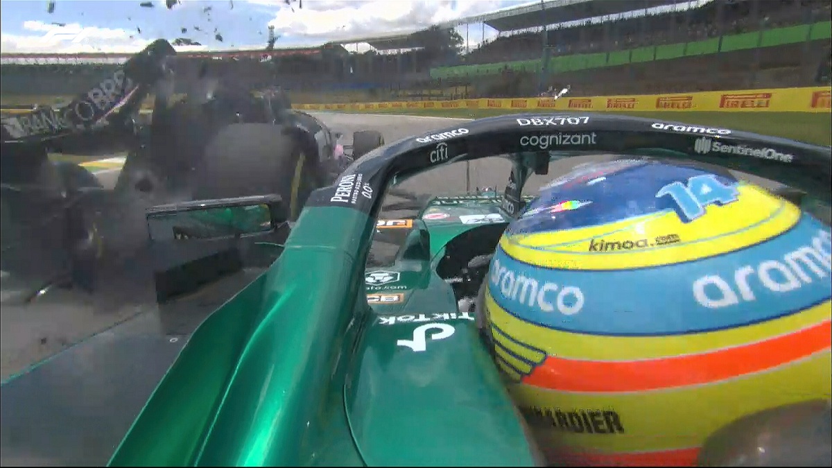 El preciso instante que Ocon se lleva por delante la rueda delantera izquierda del Aston Martin de Alonso. (Imagen TV / F1TV)