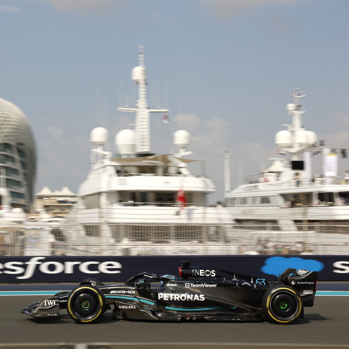 Russell lidera la FP1 llena de novatos y sin campeones de F1 en Abu Dhabi. Drugovich es 2º