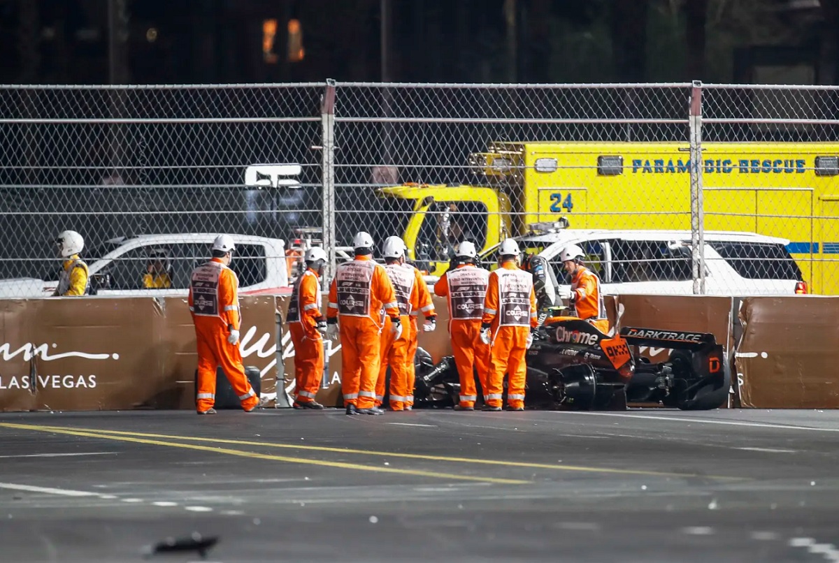 Los comisarios de pista auxilian a Norris. (Jake Grant)