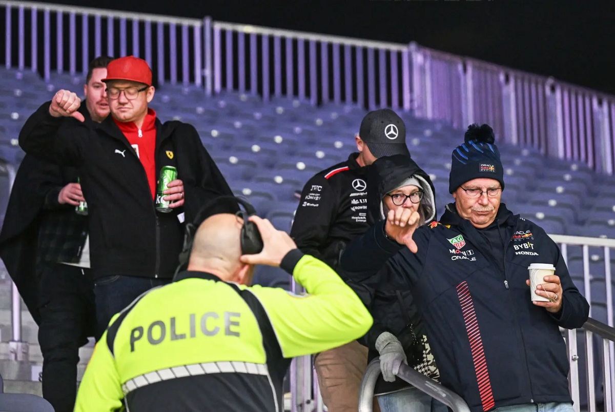La policía de Las Vegas desalojó a los espectadores que no querían retirarse del circuito. (Simon Galloway)
