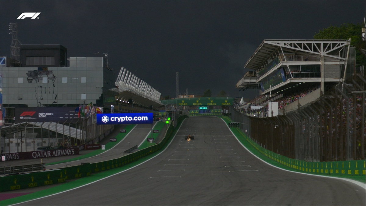En plena Q3 se oscureció el cielo de Interlagos por la tormenta. (Imagen TV / F1TV)