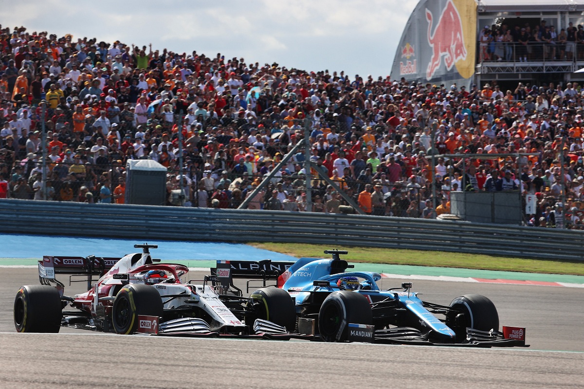 Räikkonen y Alonso en una inolvidable lucha en Austin 2021. (Archivo / XPB Images, 2021)