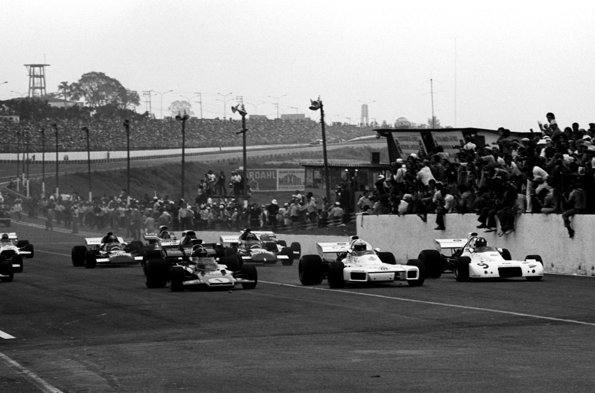 1972. El argentino Reutemann -centro- en la primera línea junto a los hermanos Emerson y Wilson Fittipaldi, el argentino ganaría la primera carrera de F1 en Interlagos. (Archivo / David Phipps, 1972)
