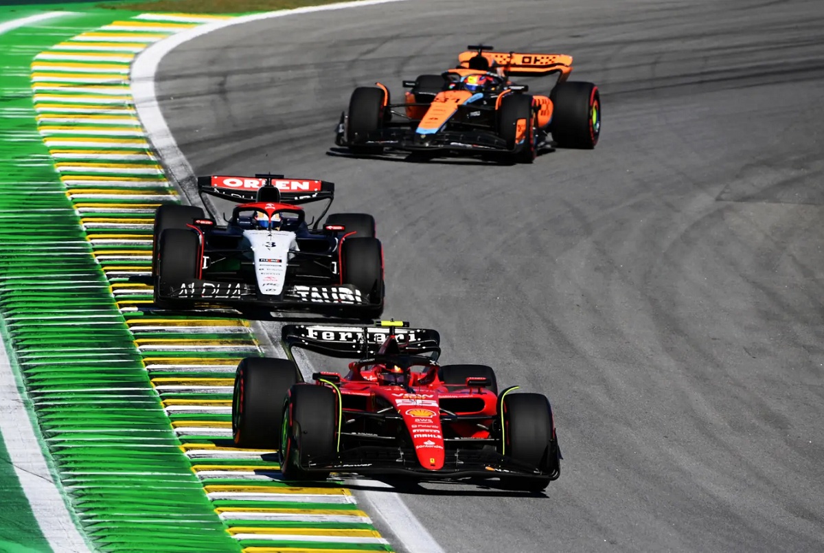 Ricciardo mantuvo una fuerte batalla con Sainz por la octava posición. (Mark Sutton)
