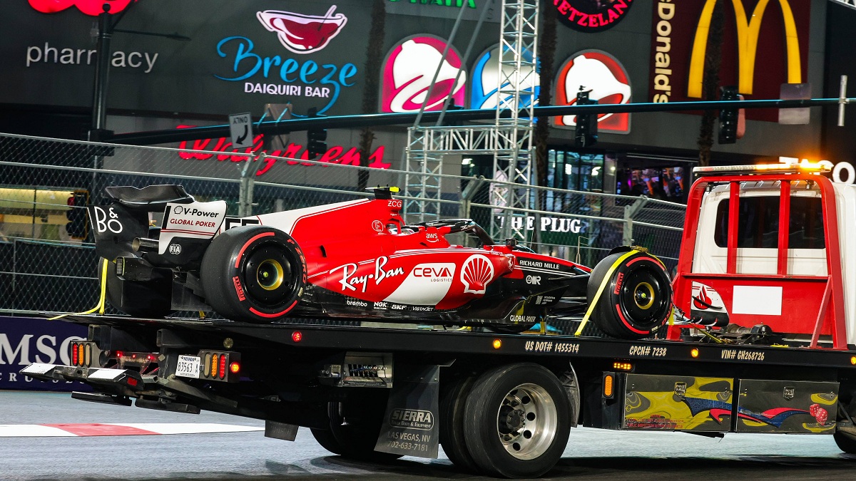 La Ferrari de Sainz es llevado a boxes tras el incidente con una tapa de alcantarilla mal sellada. (AFP)