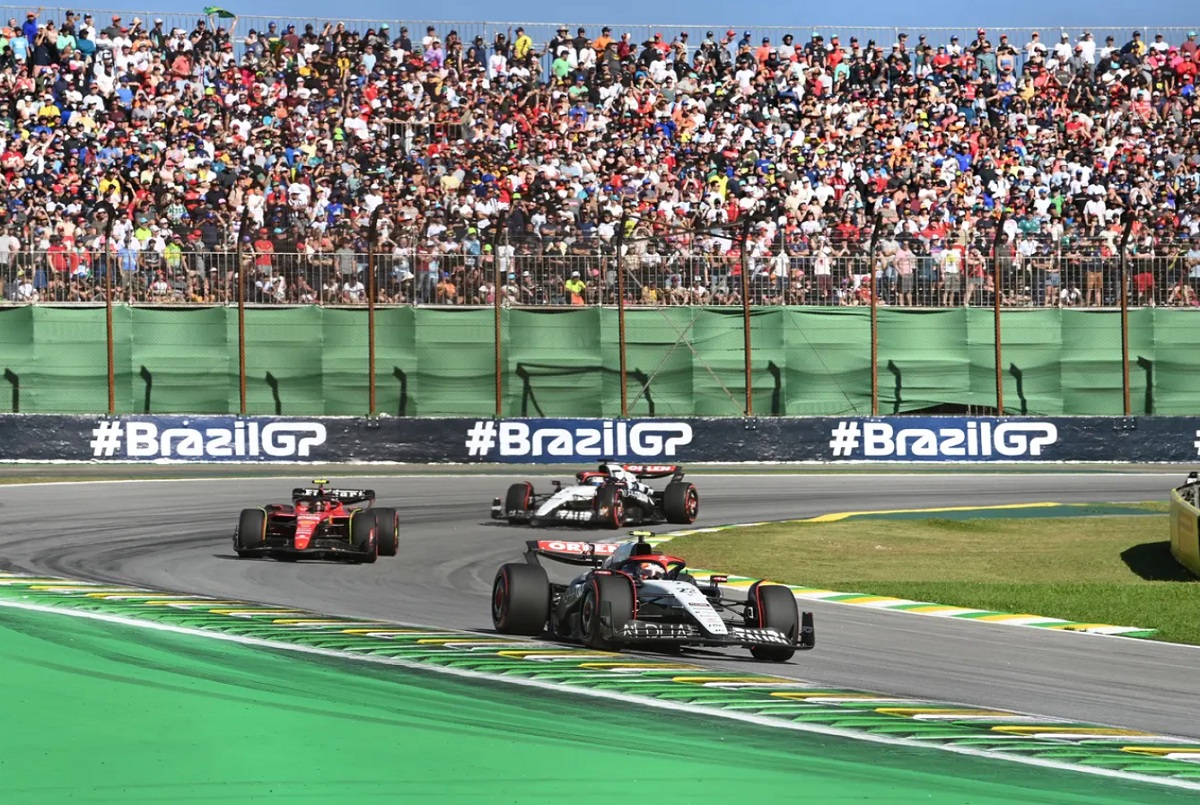 Tsunoda supera a Sainz por la séptima posición, Ricciardo atacó al español hasta el final de la Sprint. (Mark Sutton) 