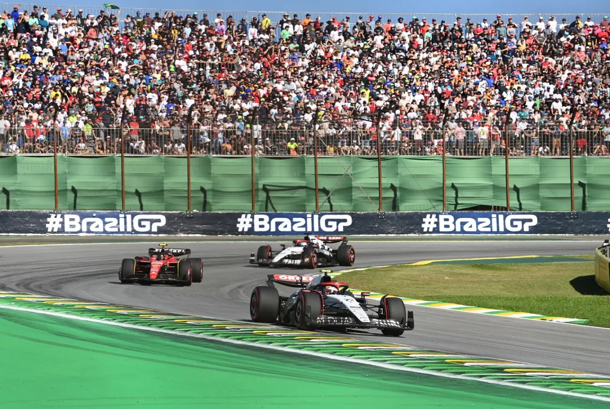 Tsunoda supera a Sainz por la séptima posición, Ricciardo atacó al español hasta el final de la Sprint. (Mark Sutton)
