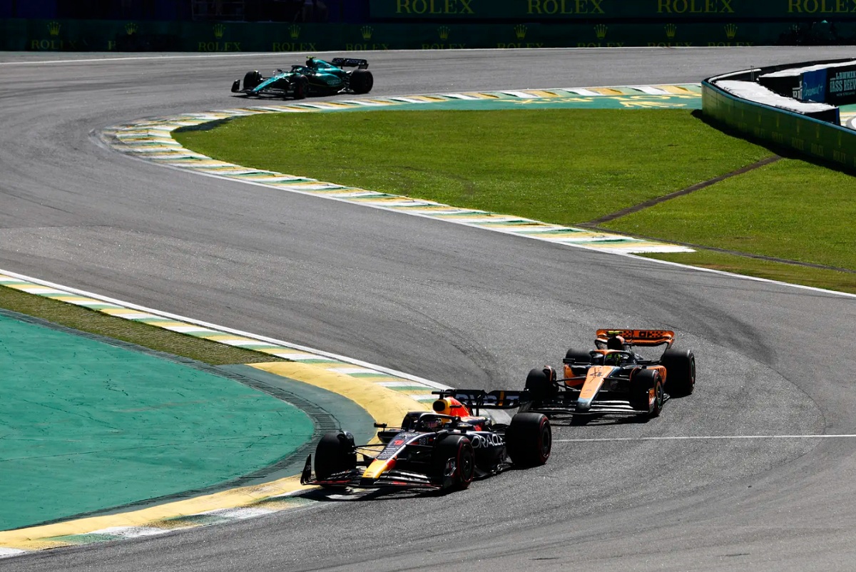 Norris presiona a Verstappen en las primeras vueltas, Alonso tercero tras superar a Hamilton en la segunda partida. (Zak Mauger)