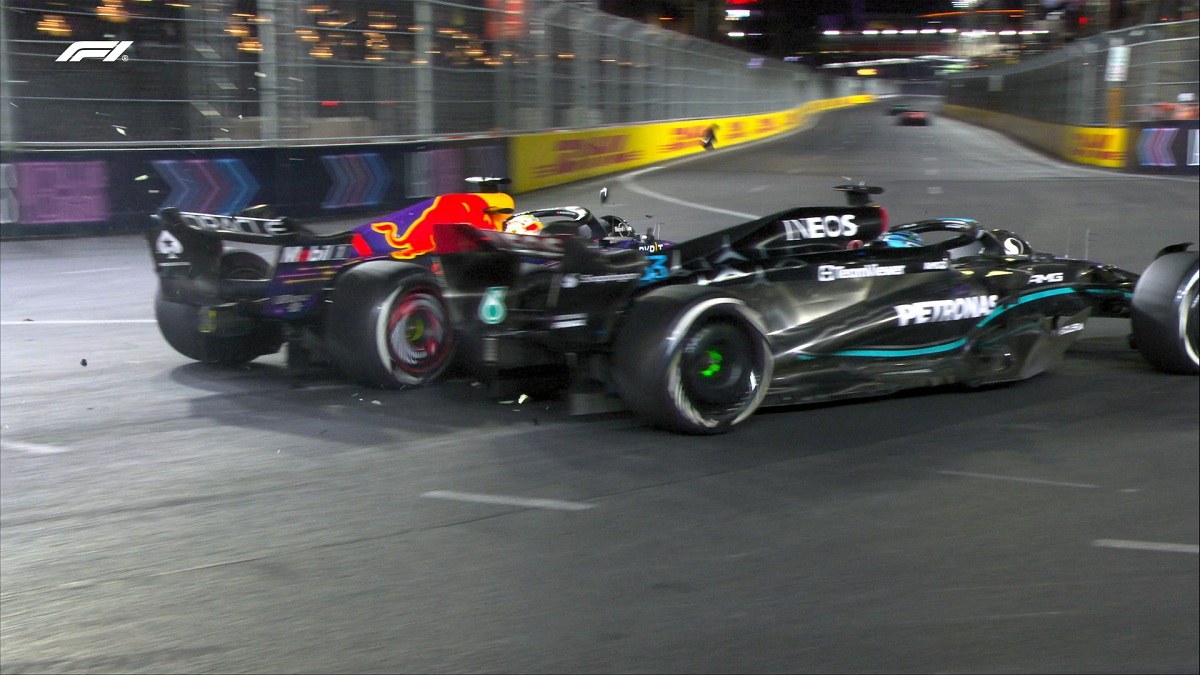 Russell encierra a Verstappen en la curva 14. (Imagen TV / F1TV)