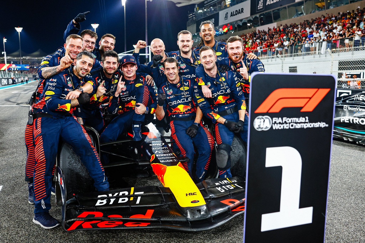 Verstappen junto al equipo celebrando la victoria. (Red Bull Content Pool)