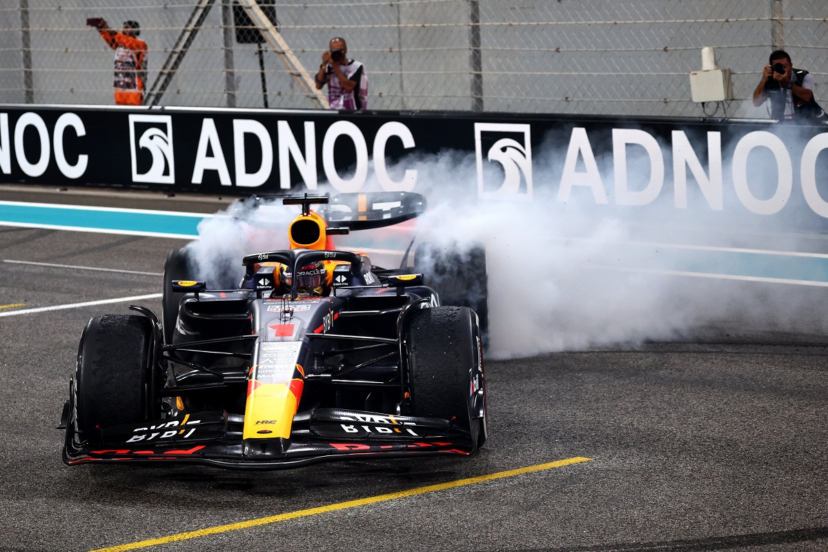Verstappen cerró la temporada con victoria en Abu Dhabi