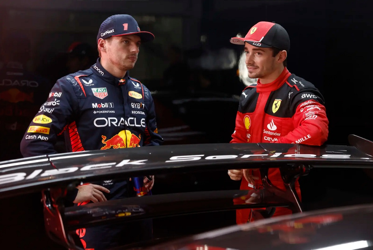 Verstappen y Leclerc en el garage de la FIA donde se realizó las entrevistas pos Qualy. (Zak Mauger)