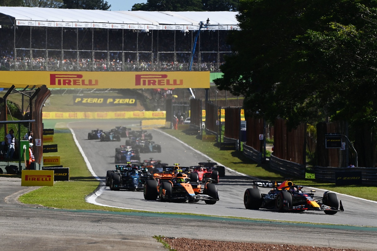Versytappen, al frente del pelotón, comienza a despegarse de Norris. (Pirelli Motorsport)