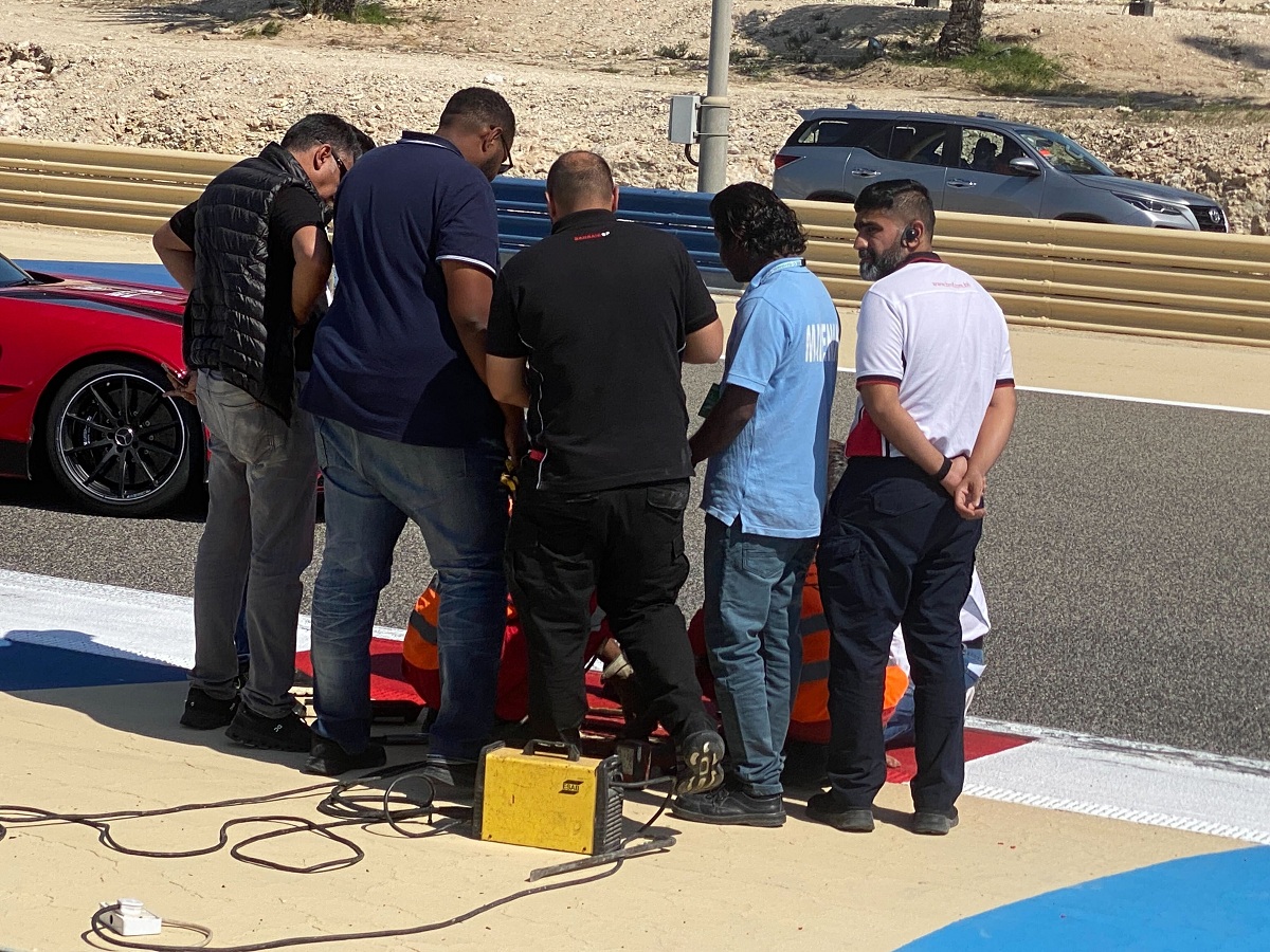 Operarios del circuito trabajan en la alcantarilla que se desprendió. (The Race / XPB Images)