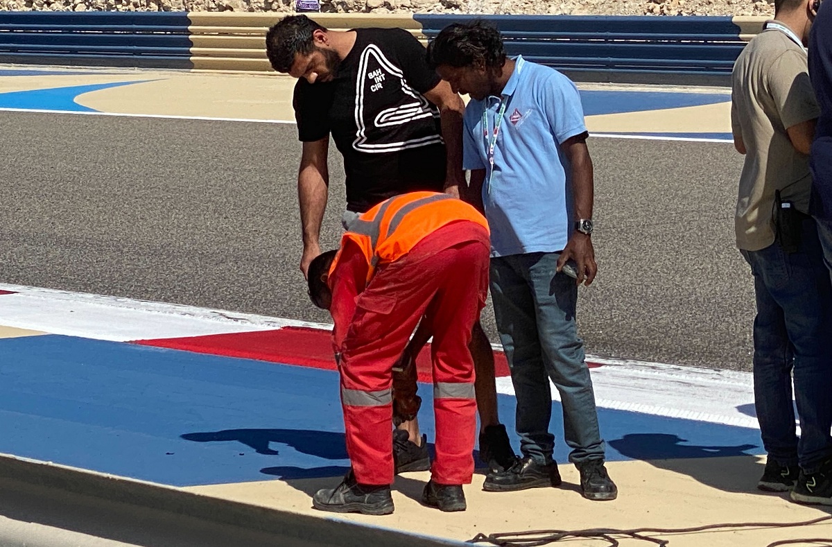 Cancelan la primera sesión de Bahrein por incidente con una tapa de alcantarilla