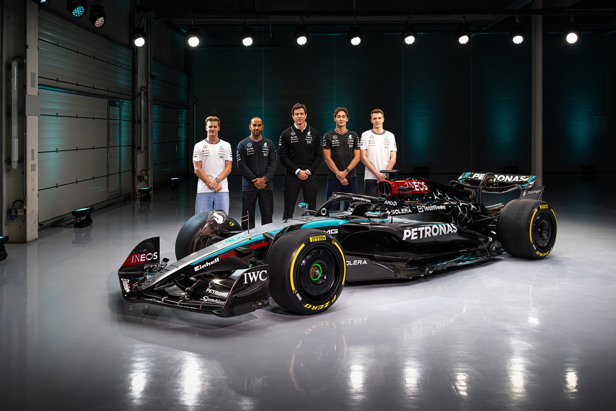 Mercedes presentó el W15