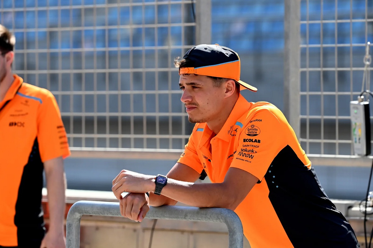 Norris en el Pit Line de Bahrein. (Mark Sutton)