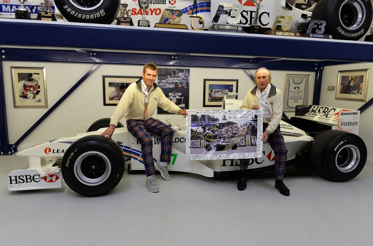 Paul y Jackie, sentados sobre uno de los Stewart, sostienen una lámina del momento que Herbert cruza la meta en Nürburgring. (Archivo / Sutton Images, 2013)