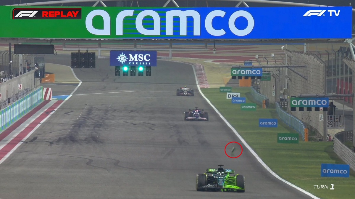 Stroll sufrió, en plena recta, el desprendimiento del espejo retrovisor izquierdo -círculo-. (Imagen TV / F1TV)