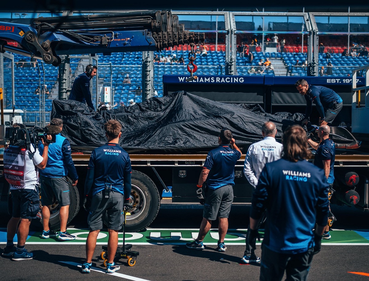 Arriba al box de Williams el remolque con el coche destruido de Albon. (Williams Racing)